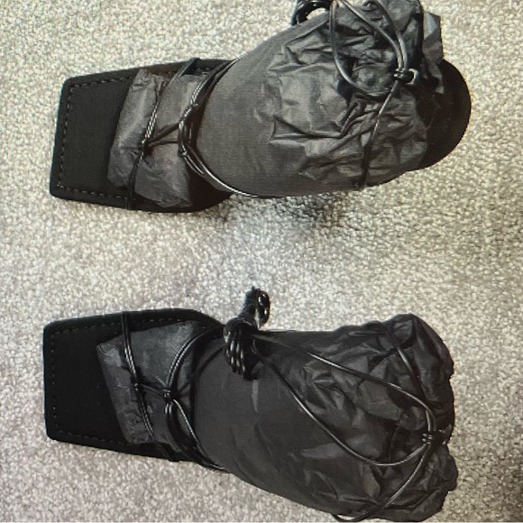 Good American | Strappy Neoprene Heel - Picture 7 of 12